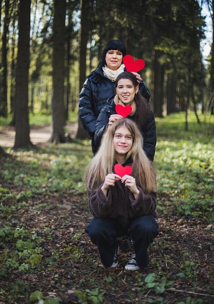 Lindo retrato sincero de la familia de la madre con hijas