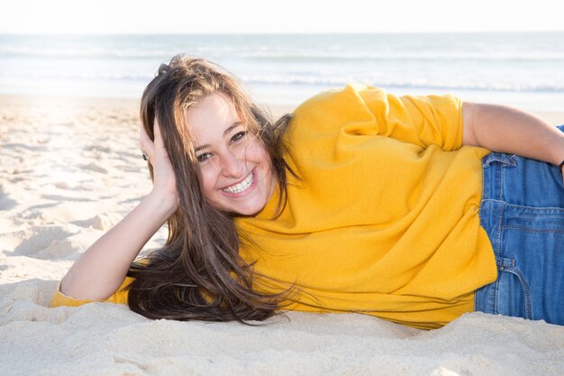 Lindo retrato de verano de joven adolescente havong diversión con vista al mar amazong