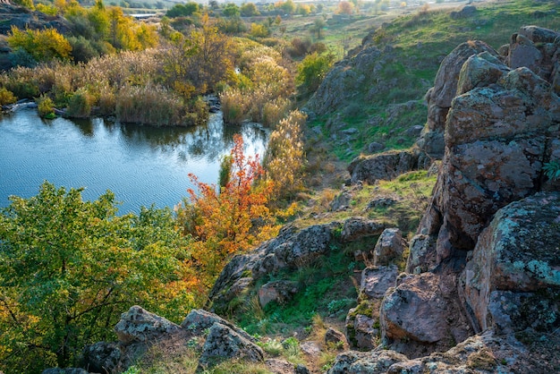 Lindo rio pequeno entre grandes pedras e vegetação verde nas colinas da Ucrânia