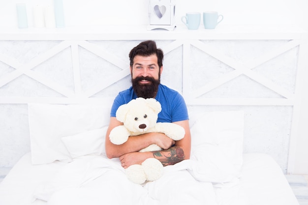 Lindo y romántico Hipster barbudo juguete Regalo del día de San Valentín Hombre abrazo juguete suave relajante en la cama Hacer concepto sorpresa Regalo para cónyuge Lindo oso de peluche Suavidad ternura Adulto juguetón