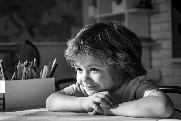 Lindo rostro de alumno primer plano alumno aprendiendo letras y números niños aprendiendo lindo niño chico en c