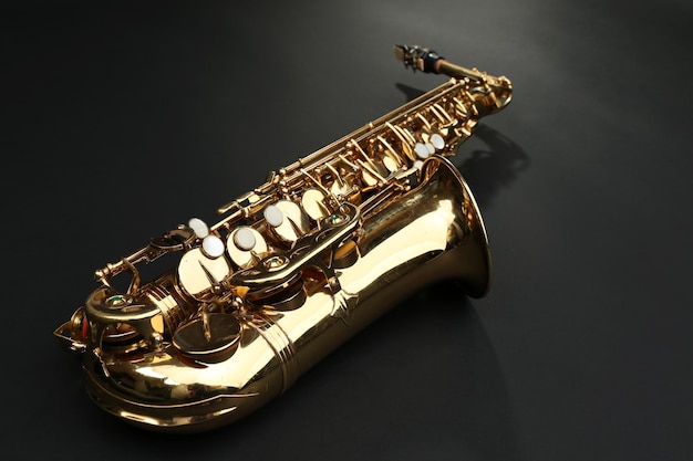 Lindo saxofone dourado em fundo preto