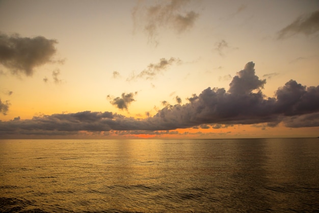 Foto lindo sol nascente céu sobre planície mar harbor