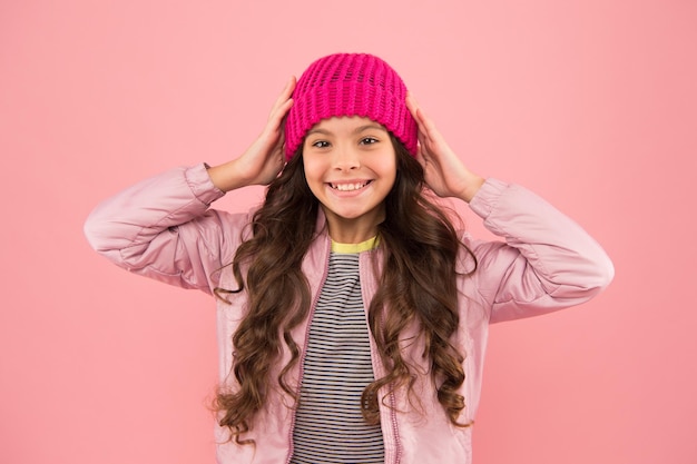 Lindo sombrero Niño pequeño use chaqueta acolchada y gorro de punto Compras de invierno Vístase abrigado en invierno Prenda de vestir Listo para el frío invierno Tienda de accesorios Infancia feliz Accesorio de moda Estilo tierno