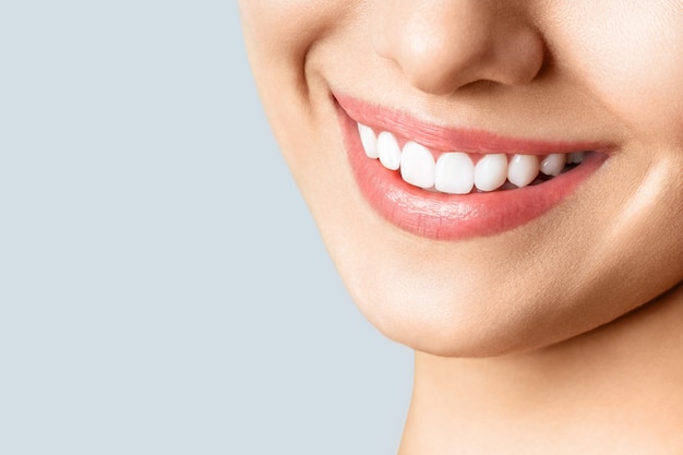 Lindo sorriso feminino após procedimento de clareamento dos dentes