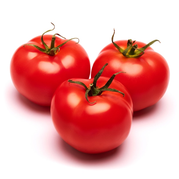 Lindo tomate vermelho fresco isolado no fundo branco