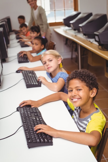 Lindos alumnos en clase de informática con el profesor