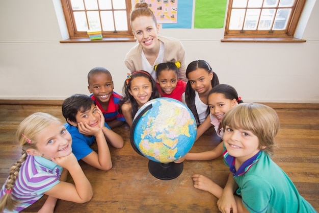 Lindos alumnos y docentes en el aula con globo