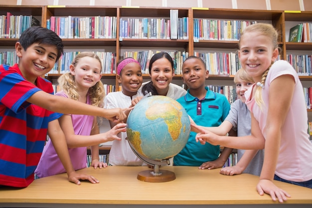 Lindos alumnos y docentes mirando el mundo en la biblioteca