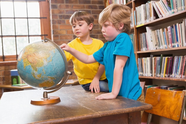 Lindos alumnos mirando el mundo