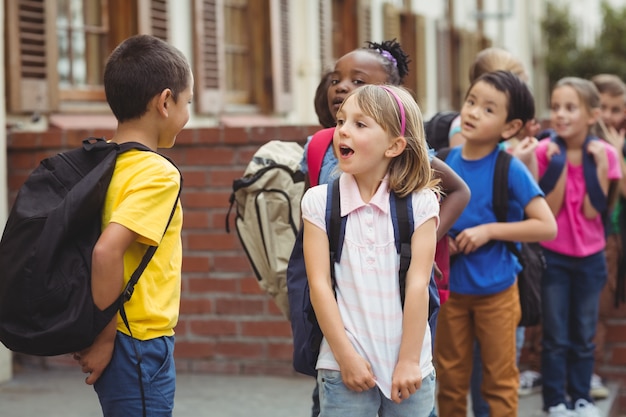 Lindos alumnos con mochilas afuera