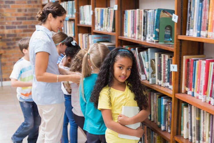 Foto lindos alumnos y profesor buscando libros en la biblioteca.