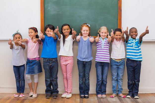 Foto lindos alumnos sonriendo a la cámara en el aula