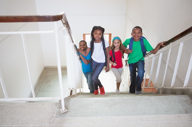 Lindos alumnos sonriendo y subiendo escaleras