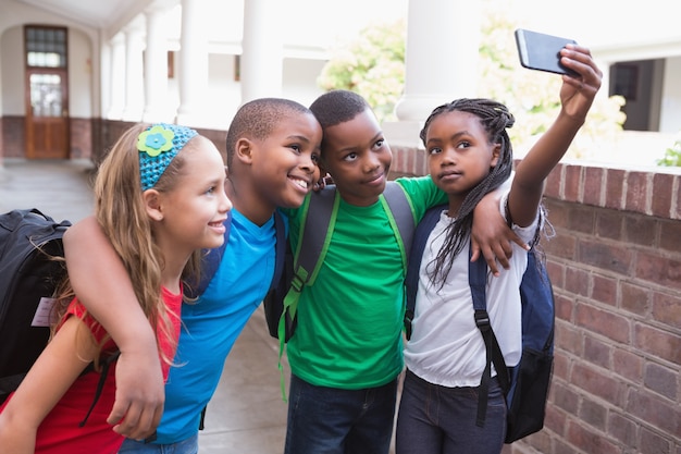 Lindos alumnos tomando una selfie en el pasillo