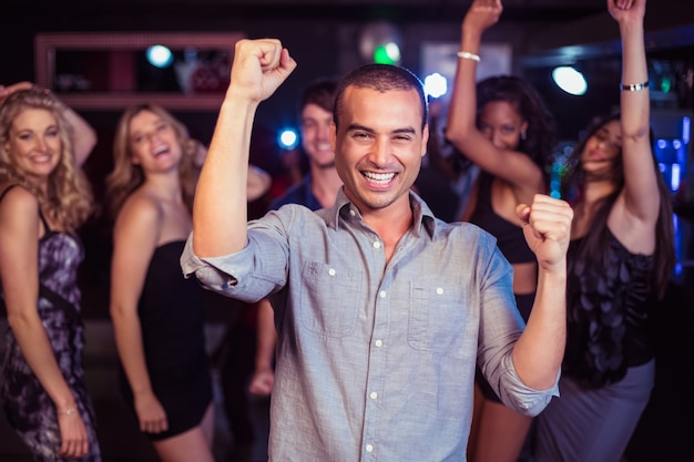 Lindos amigos divirtiéndose y bailando