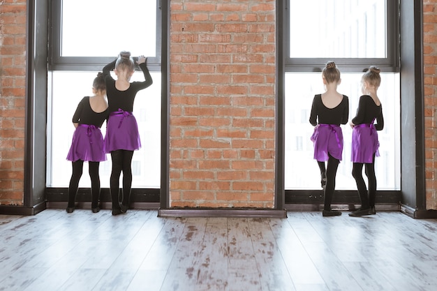 Lindos bailarines de niños pequeños en estudio de danza