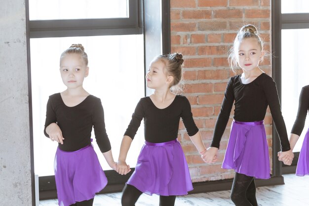 Lindos bailarines de niños pequeños en estudio de danza