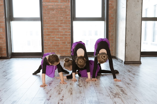 Lindos bailarines de niños pequeños en estudio de danza