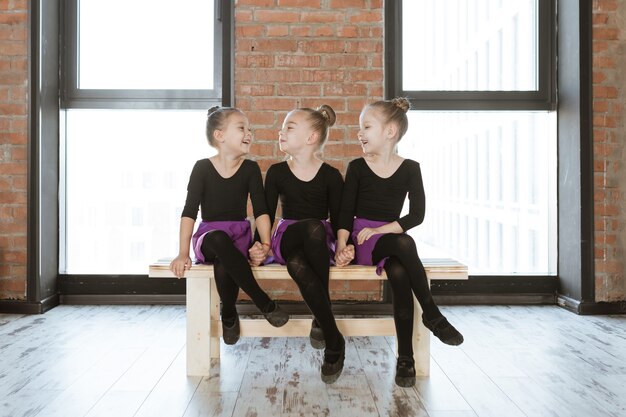 Lindos bailarines de niños pequeños en estudio de danza