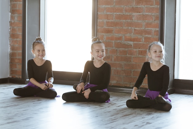 Foto lindos bailarines de niños pequeños en estudio de danza