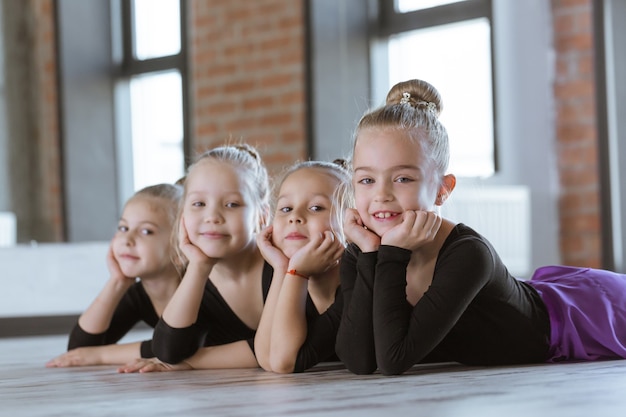 Lindos bailarines de niños pequeños en estudio de danza