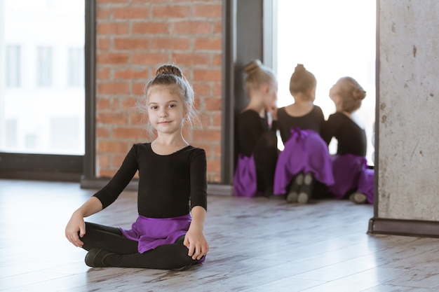 Lindos bailarines de niños pequeños en estudio de danza