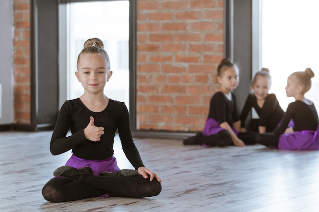 Lindos bailarines de niños pequeños en estudio de danza