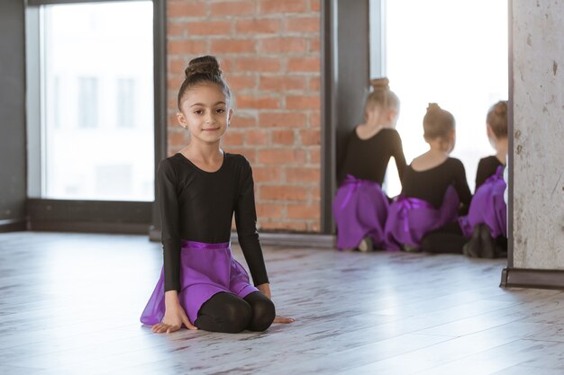 Lindos bailarines de niños pequeños en estudio de danza