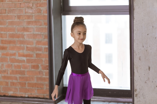 Lindos bailarines de niños pequeños en estudio de danza