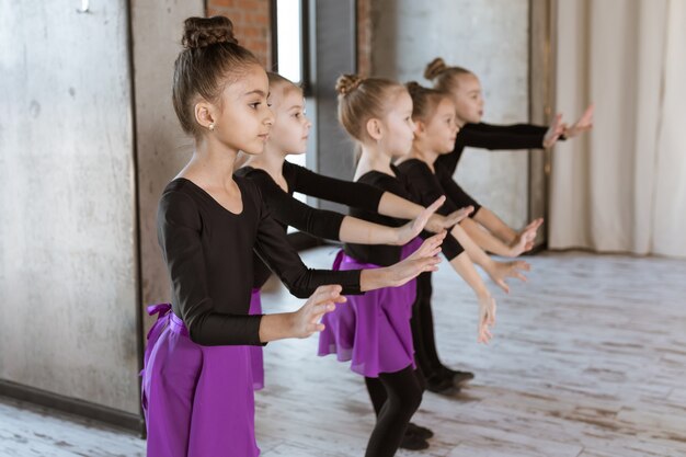 Foto lindos bailarines de niños pequeños en estudio de danza