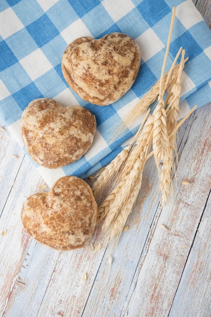 Lindos biscoitos de gengibre em forma de coração são organizados com creme azedo Deliciosos biscoitos com espigas