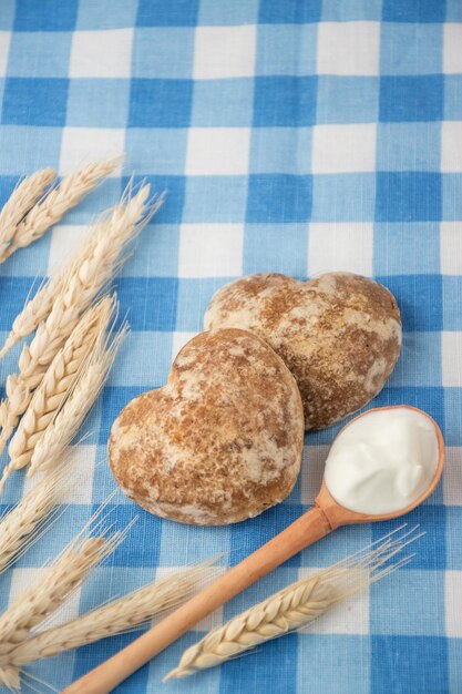 Lindos biscoitos de gengibre em forma de coração são organizados com creme azedo Deliciosos biscoitos