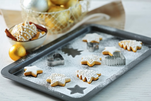 Lindos biscoitos de Natal na assadeira, close-up