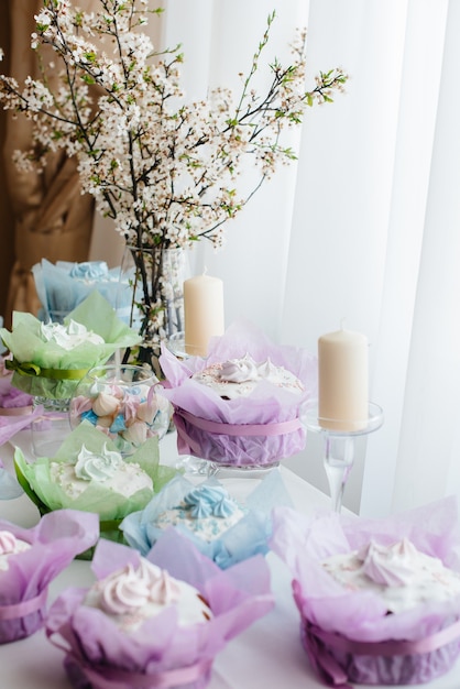 Lindos bolos de Páscoa em uma mesa de luz decorada