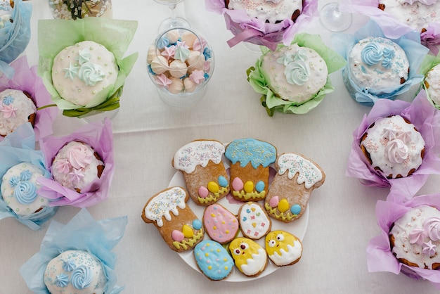 Lindos bolos de Páscoa em uma mesa de luz decorada
