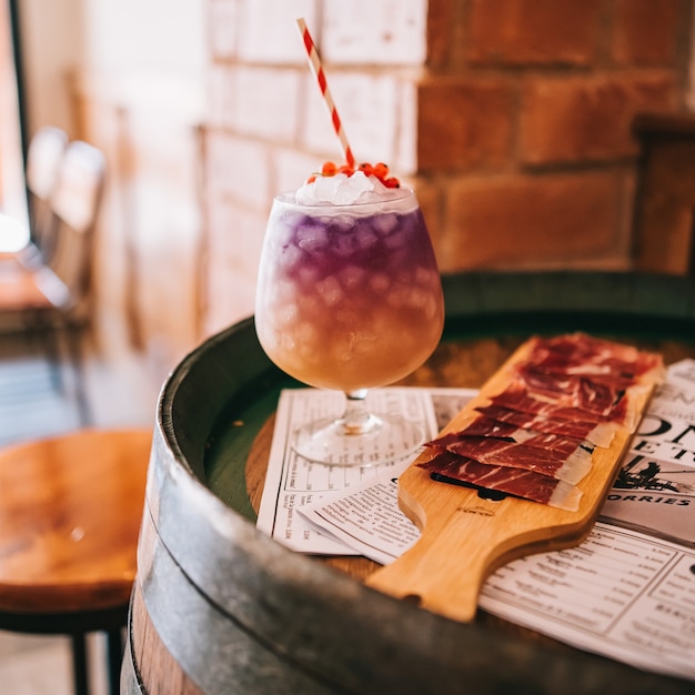 Foto lindos coquetéis alcoólicos em barril de madeira com presunto espanhol