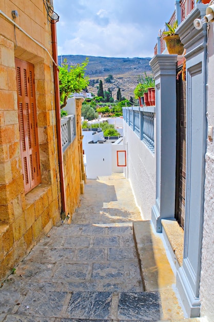 Lindos da antiga cidade grega. vista do sopé da acrópole. rua estreita da cidade de lindos