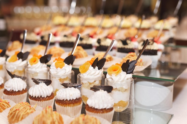 Lindos doces cor de rosa na mesa de casamento