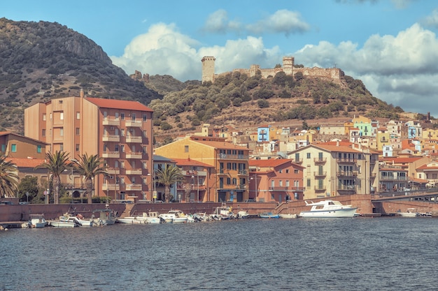 Lindos edifícios antigos em bosa, sardenha, itália