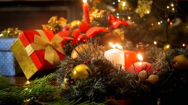 Lindos enfeites de Natal na mesa. Cenário perfeito para férias de inverno