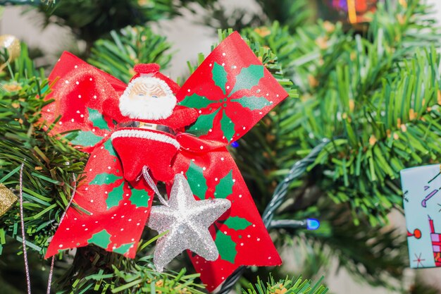 Lindos enfeites decorando a árvore de natal