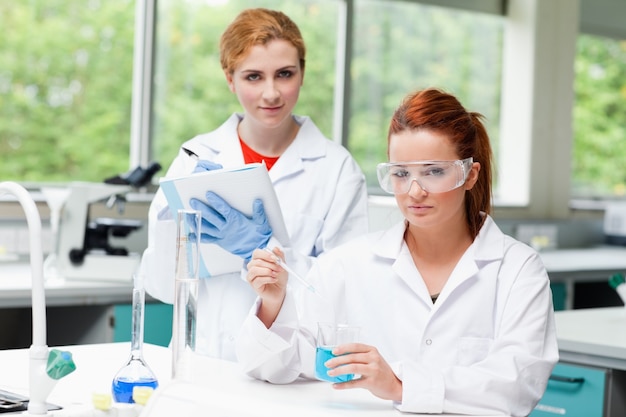 Lindos estudiantes de ciencias haciendo un experimento