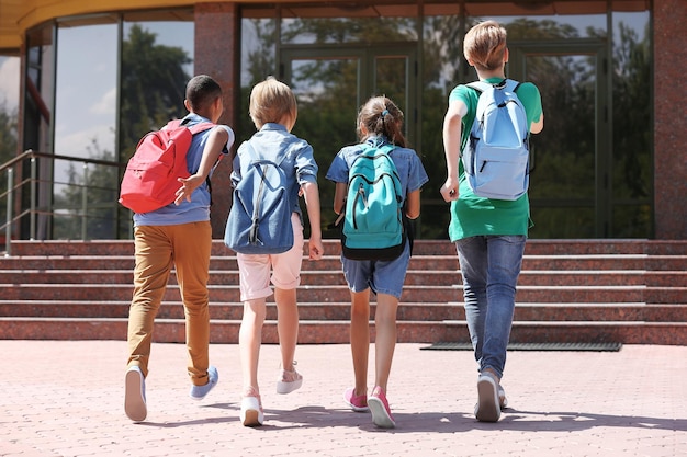 Lindos filhos indo para a escola