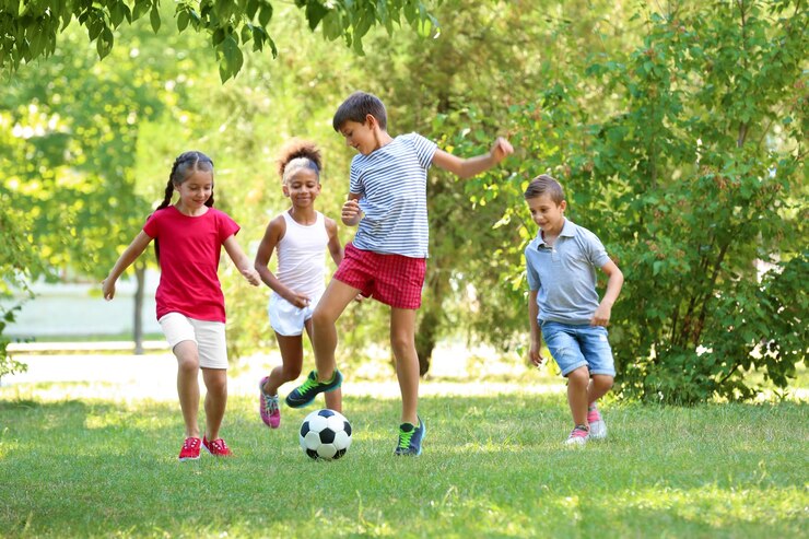 Foto lindos filhos jogando futebol no parque