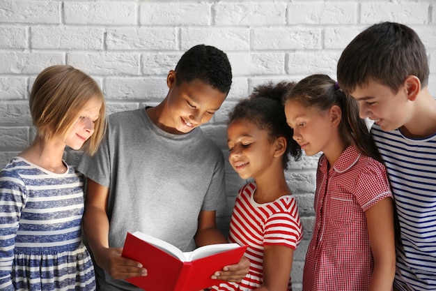 Lindos filhos lendo livro com lanterna