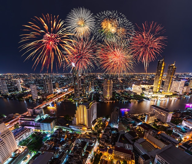 Lindos fogos de artifício celebrando à noite ao longo do rio Chao Phraya na cidade de Bangkok