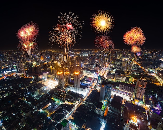 Lindos fogos de artifício celebrando a paisagem urbana de bangkok à noite, tailândia