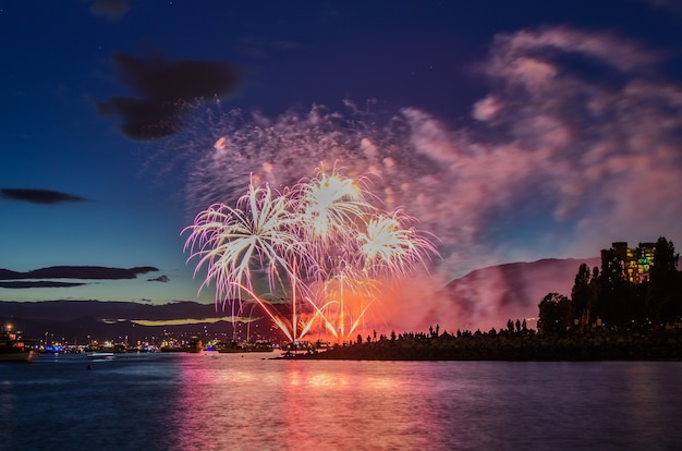 Lindos fogos de artifício na English Bay Beach à noite em Vancouver, Canadá