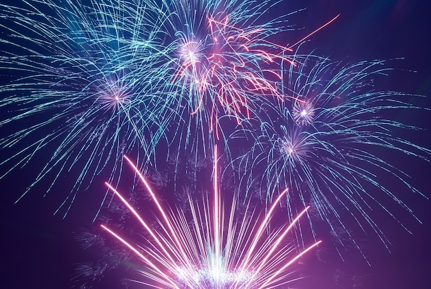 Lindos fogos de artifício no céu negro